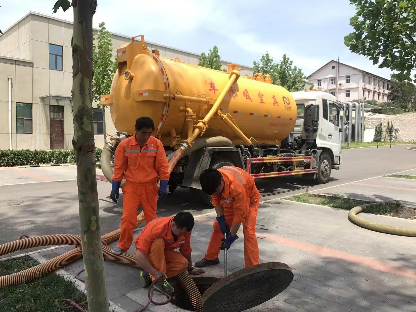 柳河管道疏通车停在窨井附近