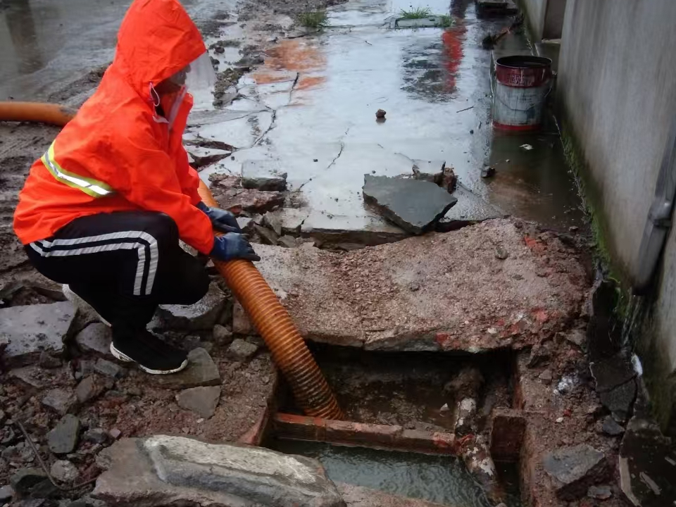 柳河专业清理污水池 炜誉市政以规范流程守护城市 “肠道”